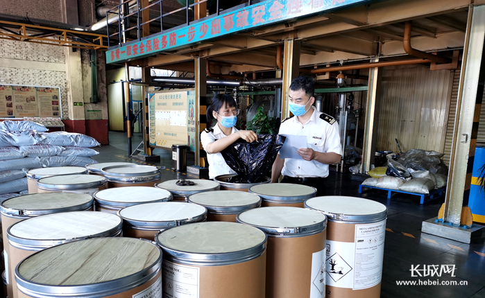 黄骅港海关关员查验出口化学品。刘希芳 摄