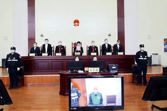 　　4月18日，宁夏银川市贺兰县人民法院通过远程视频庭审系统，对被告人马兴国等18名被告人犯组织、领导、参加黑社会性质组织罪一案一审公开宣判。被告人马兴国因犯组织、领导黑社会性质组织罪、非法转让、倒卖土地使用权罪、寻衅滋事罪、合同诈骗罪、非法拘禁罪、敲诈勒索罪等十项罪名，数罪并罚，被判处决定执行有期徒刑二十五年，剥夺政治权利五年，并处没收个人全部财产。图/宁夏新闻网