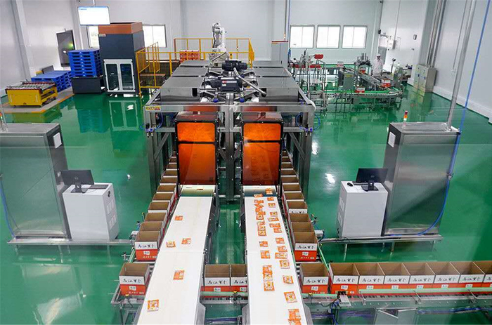 在重庆涪陵榨菜集团的首个榨菜智能化生产车间，智能化生产设备在生产涪陵榨菜产品（7月13日摄）。新华社记者 刘潺 摄