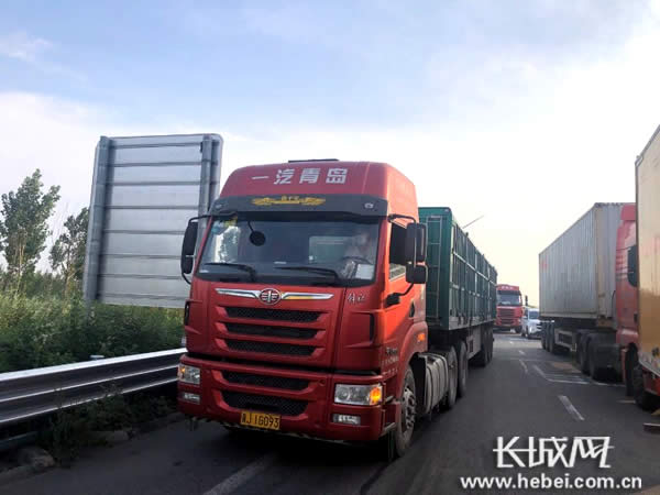 普通大货车非法运输危险品。通讯员供图