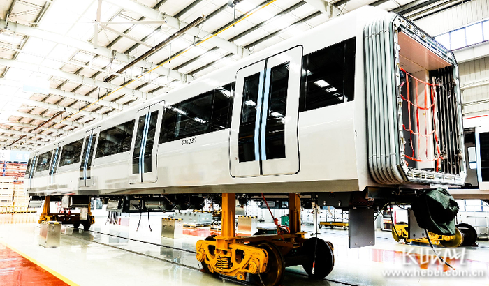 石家庄中车轨道交通装备有限公司总装厂房。 记者 王守一 摄