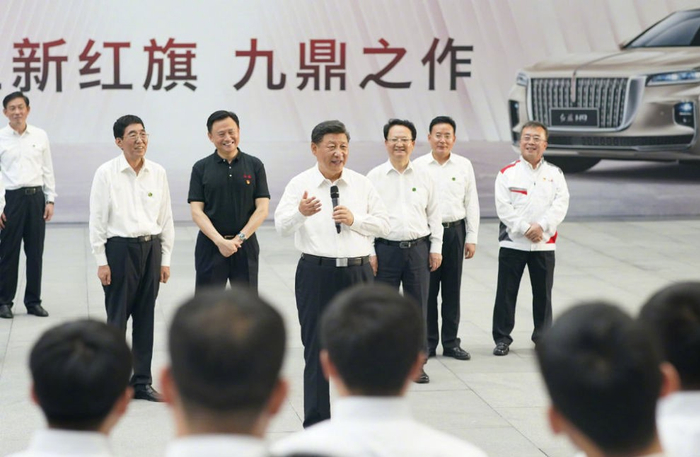 ▲2020年7月23日，习近平来到一汽集团研发总院，了解国企改革发展情况。