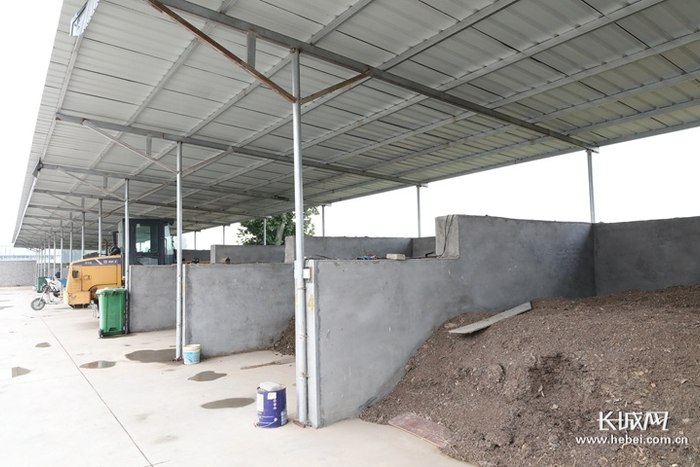 蔬菜果皮、杂草树叶等可堆肥垃圾堆肥处理。长城新媒体记者 高航 摄