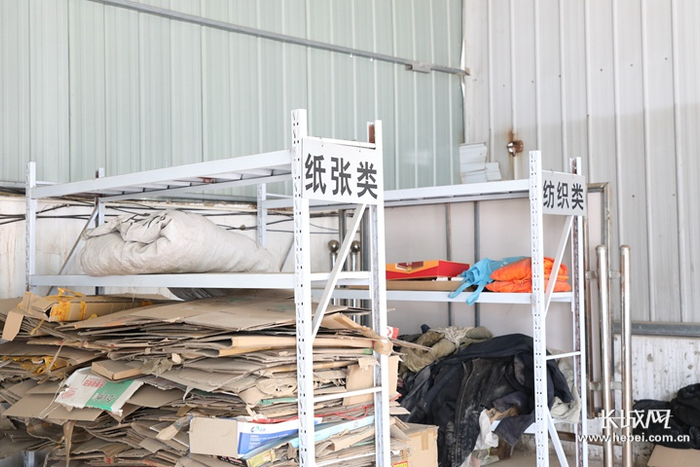 纸箱、饮料瓶等可回收利用的垃圾分类回收。长城新媒体记者 高航 摄