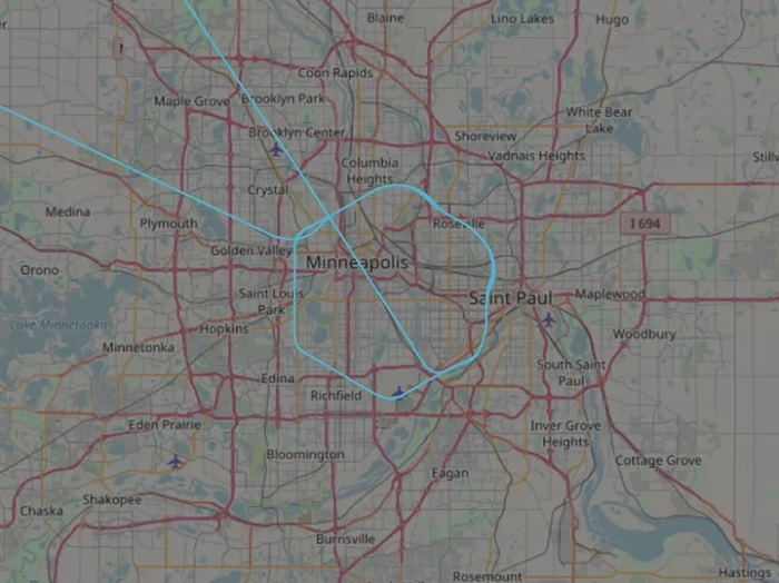 飞行追踪网站 ADS-B Exchange 屏幕截图展示了“捕食者”无人机在返回基地前，以六边形的路径飞越了明尼阿波利斯的上空。