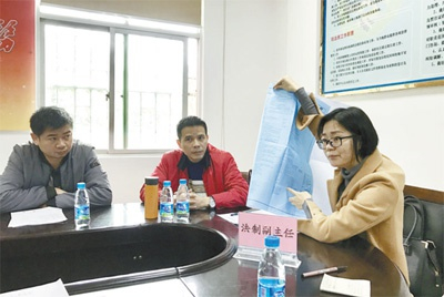  广东宝晟律师事务所律师张水英（右）在博罗县湖镇镇综治办进行劳务合同纠纷调解。