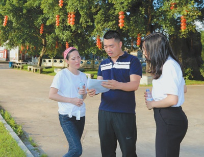广东卓凡律师事务所律师丘志华（中）、陈敏粤（右）向博罗县旭日村村民提供法律咨询。