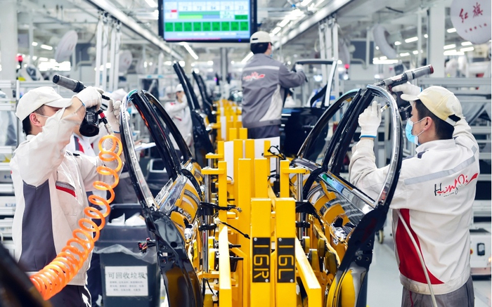 ▲2020年第二季度，中国一汽红旗工厂职工在生产车间全力奋战。