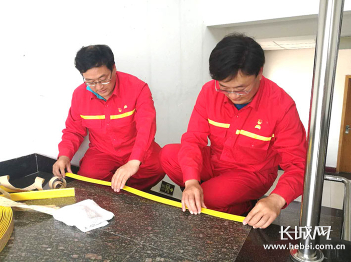 中石油大港油田采油三厂各岗位员工开展小改小革，动手制作生产工具。文瑜　张国辉　摄