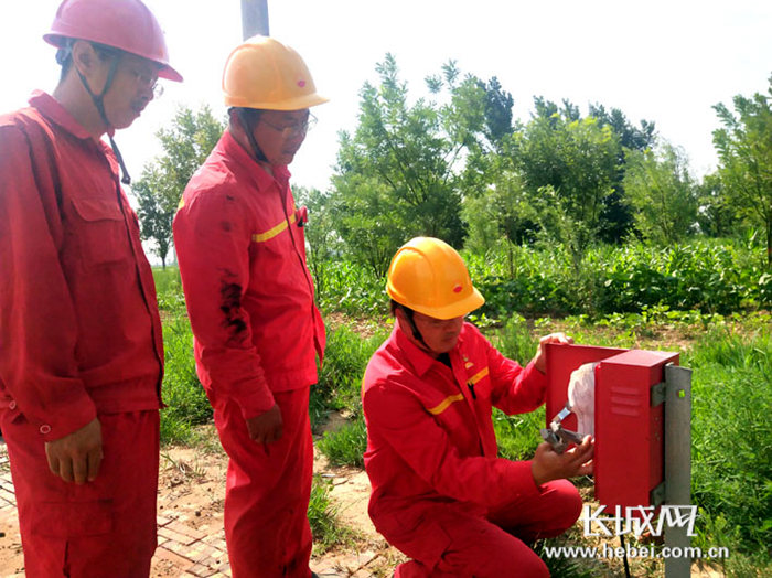 中石油大港油田采油三厂职工试验自己制作的节点设备。文瑜　张国辉　摄