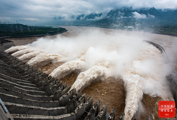 长江流域已形成了以三峡水库为核心，41座大型水库相协同的联合运用调度体系。图为7月25日，三峡枢纽开启泄洪深孔泄洪。郑家裕 摄