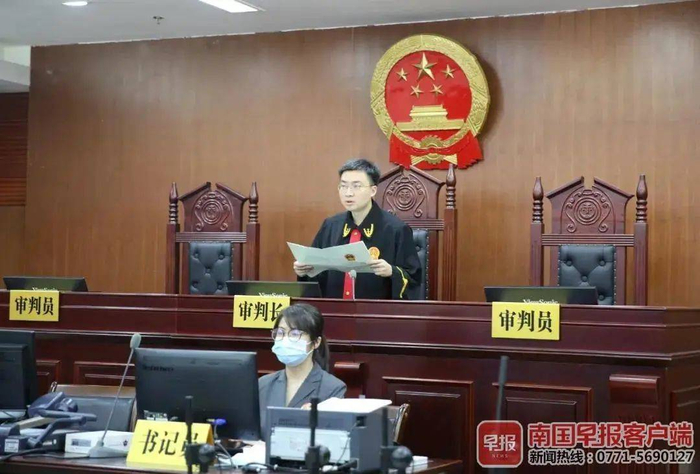 ▲法官宣读最高人民法院裁定书。法院供图
