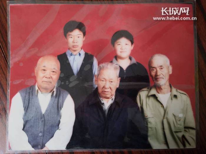 李方正（右）与家人合影。资料图