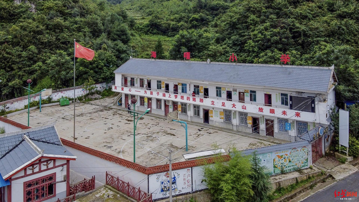 ↑被称为“云上学校”的海嘎小学。