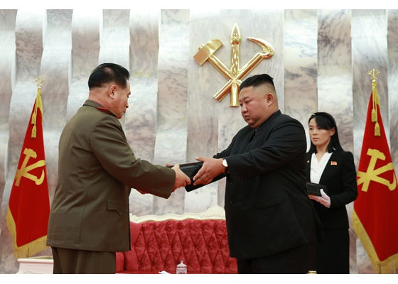 金与正也参加了授枪仪式