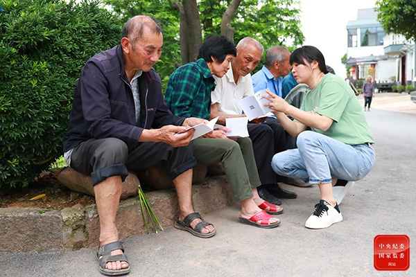 浙江省江山市纪委监委通过推送微信，发放口袋书、廉情卡等方式，积极引导群众了解《江山市村级小微权力清单35条》，鼓励广大群众参与监督，促进村级小微权力规范运行。（浙江省江山市纪委监委 祝毅 摄）