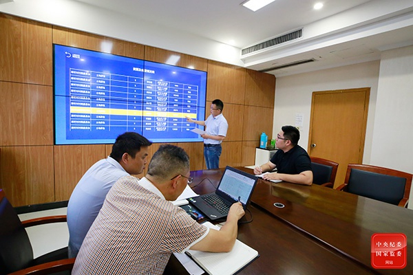 江苏省淮安市金湖县纪委监委通过“阳光村务户户通”平台，每月抽查部分村居账目情况，严管基层小微权力，提升村级事务管理的透明度和规范性。（江苏省淮安市金湖县纪委监委 孙涛 摄）