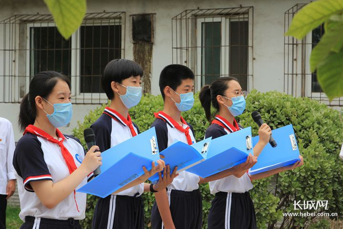 　　面对着鲜艳的五星红旗，学生们朗诵心中所想。长城新媒体记者 冯立华 摄