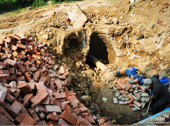 石家庄鹿泉区石铜路南二环附近的供水管道处，工人正在对修好的管道进行填埋。本网记者 摄