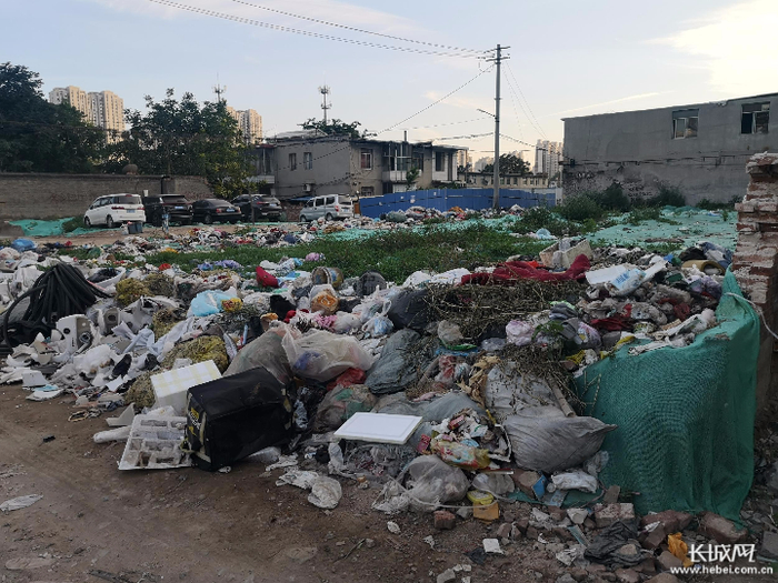 位于石家庄市裕华区塔北东路的南王社区附近的生活垃圾无人清理。网友供图