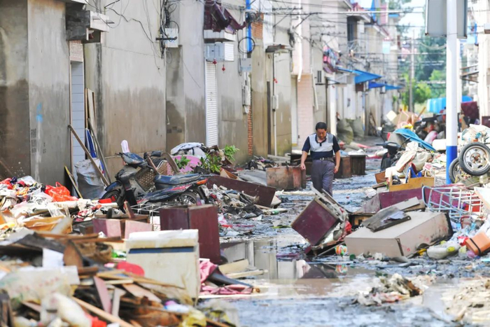 7月25日，安徽六安市裕安区固镇镇，居民返回家中清理物品。图/人民视觉