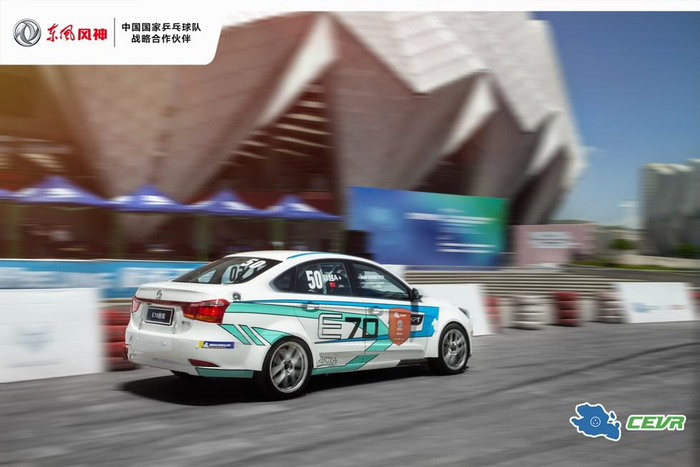 场地赛中，疾驰的东风风神E70