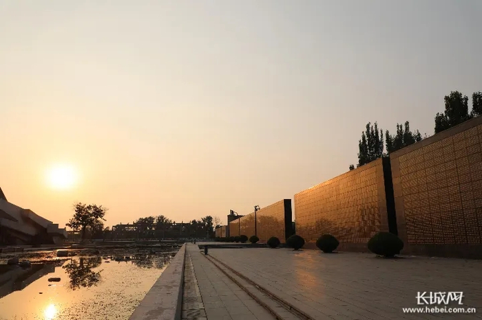 唐山大地震罹难者纪念墙  长城新媒体记者 李相伯 摄