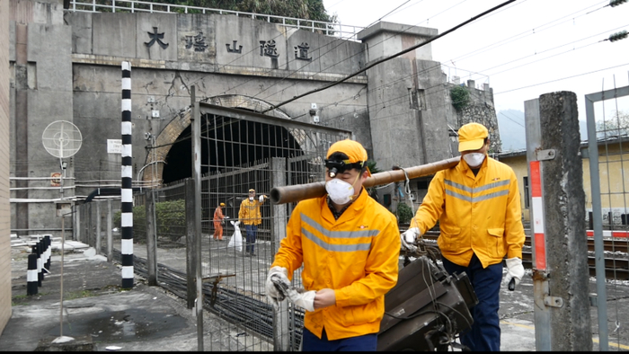 肩挑背扛运送物资。杨景正 摄