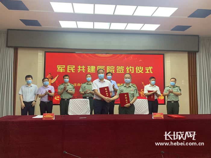 医院代表与联勤保障部队第九八〇医院代表签订协议书。长城新媒体记者 刘梦妍 摄