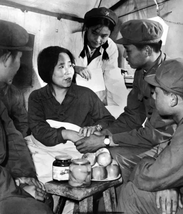 解放军慰问被救出的卢桂兰  唐山地震遗址纪念公园管理中心供图