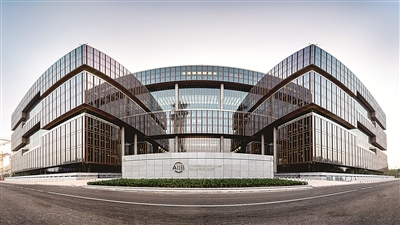 图为亚投行总部永久办公大楼——北京亚洲金融大厦，从空中俯视为中国结造型，取“联结世界”之意。（亚投行供图）