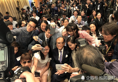 香港年轻人与李嘉诚亲切合影