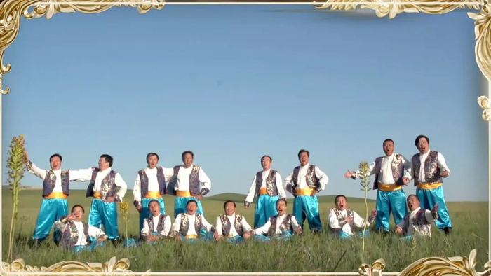 赛音安达合唱团在草原排练