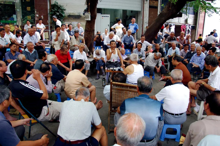 　　2012年9月20日，福建福州市的吴老伯每天在社区用福州评话的方式讲解新闻信息。摄影/本刊记者 吕明