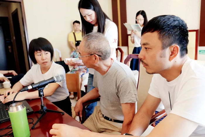 2015年8月，汪涵（右一）参加长沙点方言调查。图/受访者提供