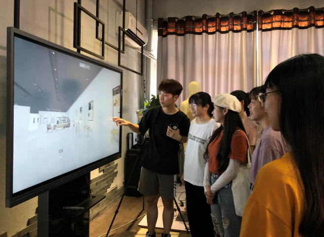 学生们体验“不一样的毕业展”