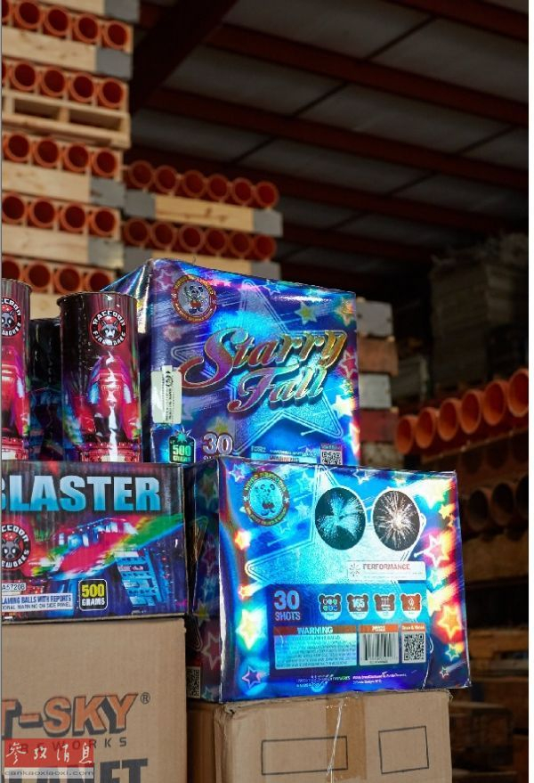 资料图片：仓库里囤积的烟花需要高昂的存储费用。（美国《纽约时报》网站）