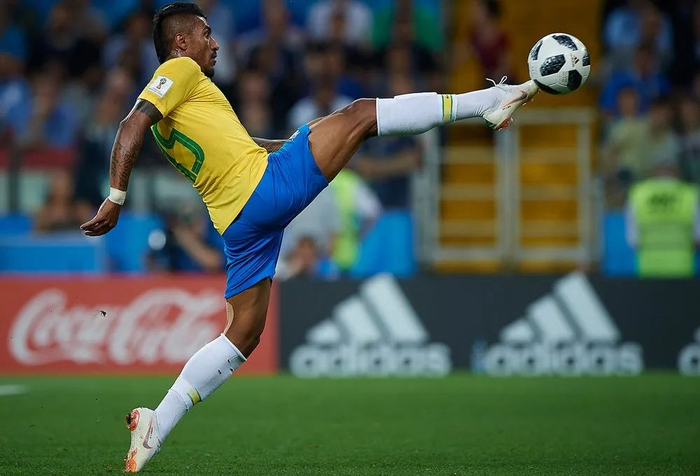 ▲足球，无法腾手擦汗