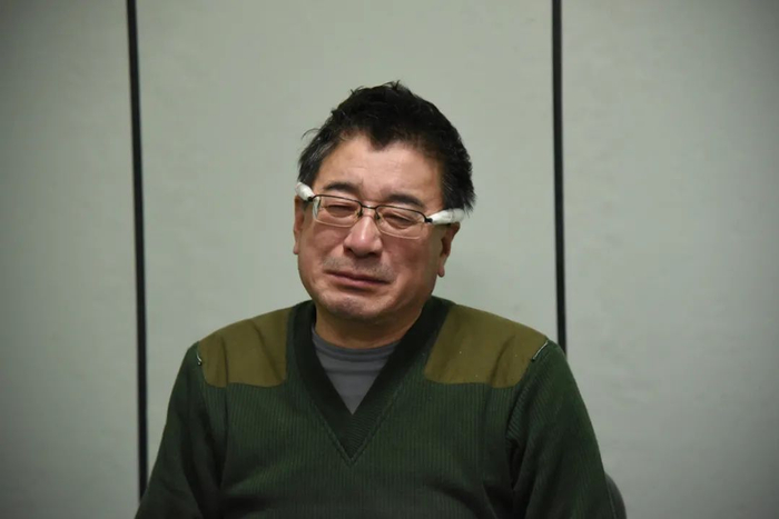 面对组织审查调查，文民逐渐交代违纪违法事实，流下悔恨的泪水。刘东亮 摄（内蒙古自治区纪委监委供图）