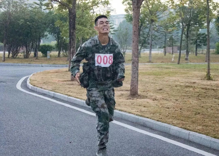 ▲武装越野考核中的赵松 来源：人民陆军