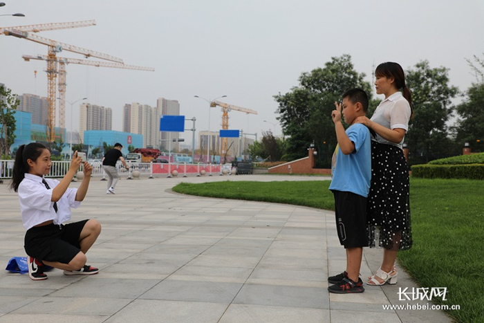 石家庄润德学校初一新生李诗雯（左一）在办理完入学手续后拍照留念。长城新媒体记者 刘延丽 摄