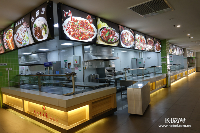 石家庄润德学校一层餐厅。长城新媒体记者 刘延丽 摄