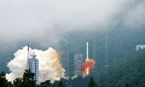 6月23日，北斗三号全球卫星导航系统最后一颗组网卫星在西昌卫星发射中心点火升空。图源：新华社
