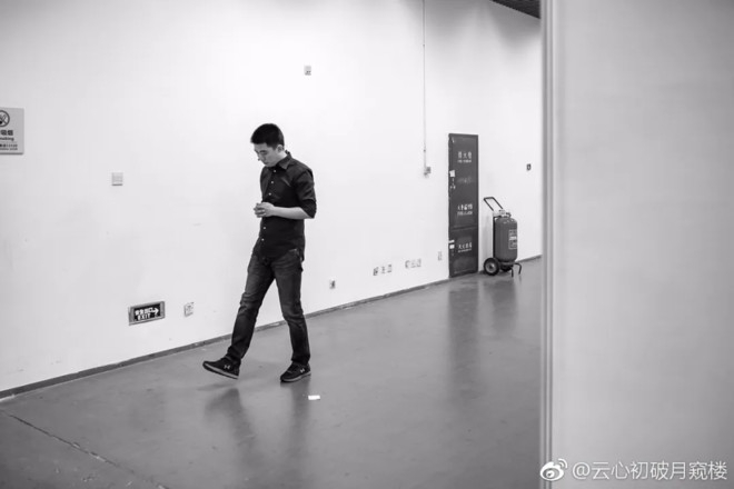 上台前的李想（来源：微博）