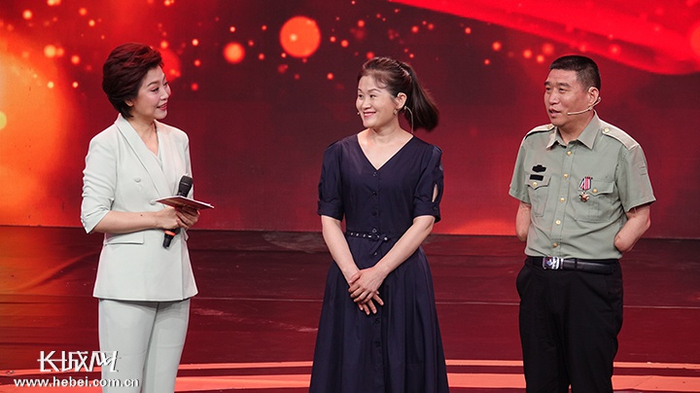 节目录制现场，“最美退役军人”王超峰和妻子讲述感人事迹。长城新媒体记者 周亚彬 摄