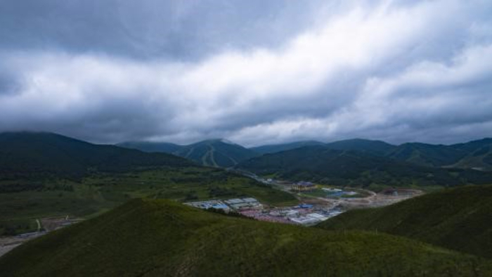 空中俯瞰崇礼冬奥场馆群的风光。 长城新媒体记者许付磊 摄