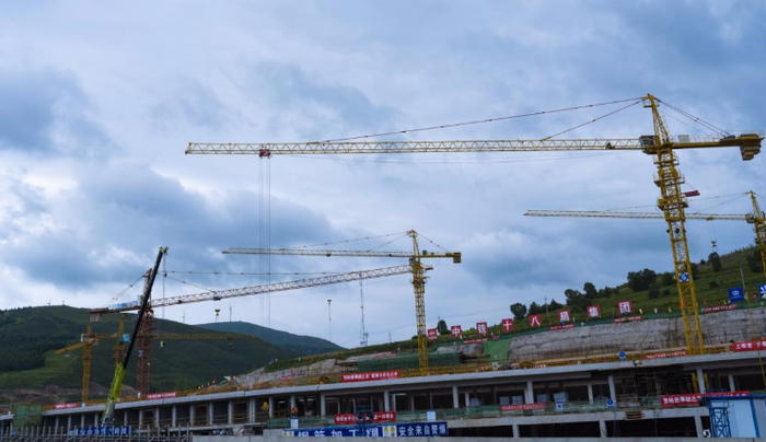 正在作业的塔吊装置。  长城新媒体记者许付磊 摄