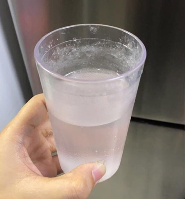 ▲店员拍下的放入粉末的水杯。图据微博