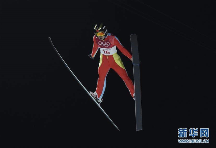 中国首位闯进冬奥会的女子运动员常馨月正在进行跳台滑雪比赛。 图片来自新华网