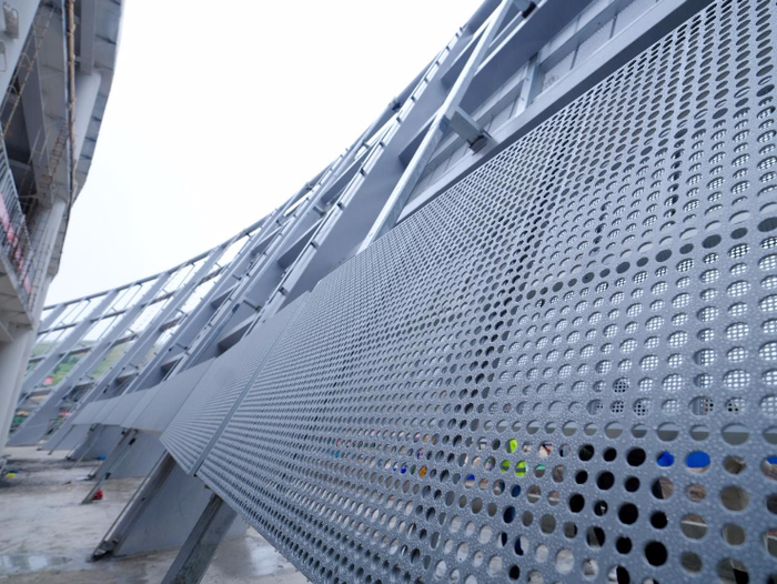 已完成外幕墙作业的看台区近照。 长城新媒体记者许付磊 摄